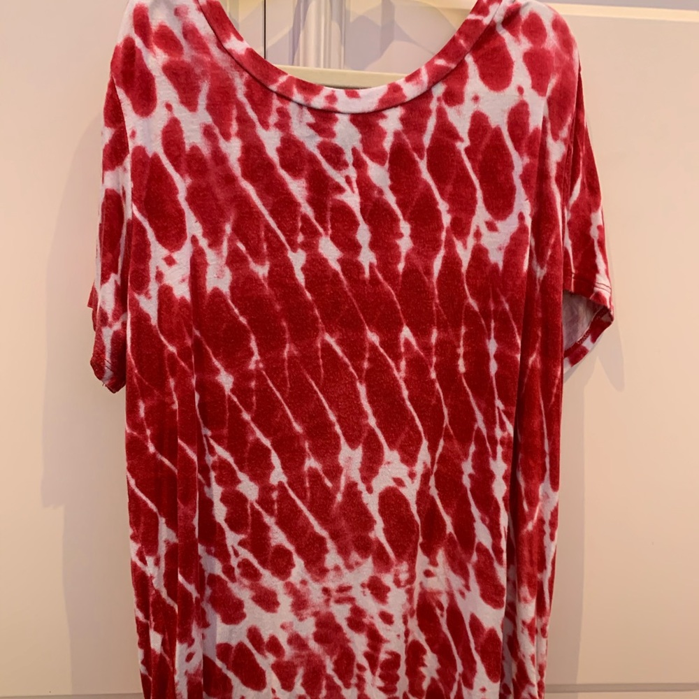Soft red and white tee
